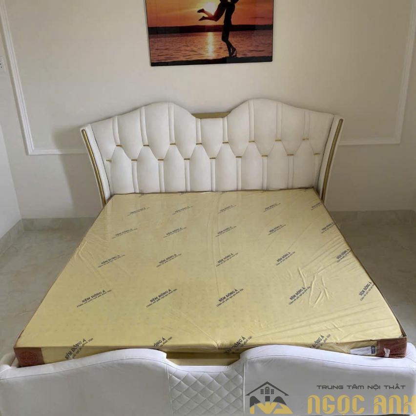 Giường Tân Cổ Điển Nẹp Gỗ